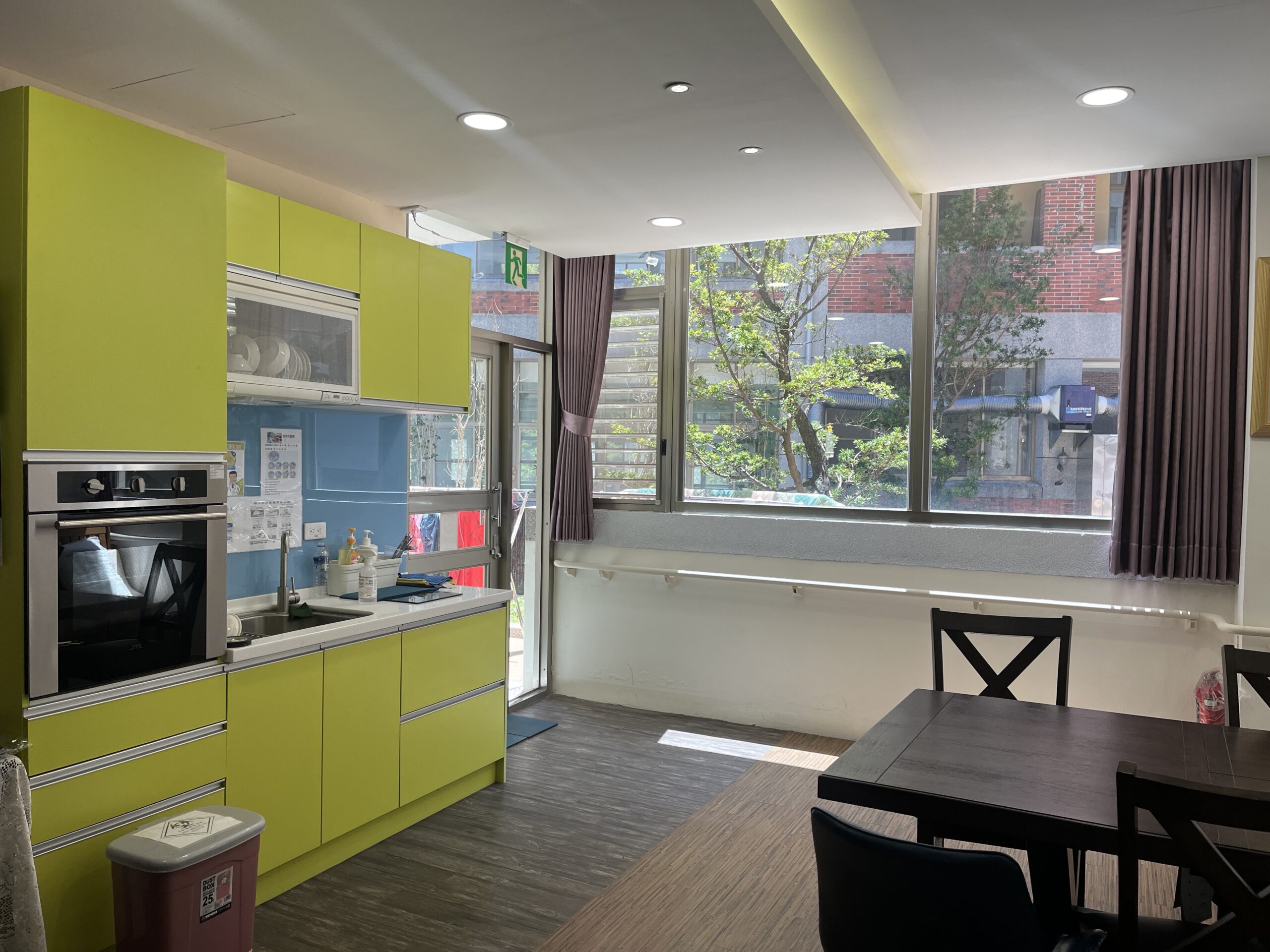 FBAE492A-63AD-439F-8A0C-88E905529B4A